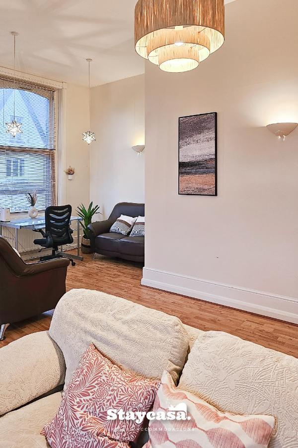 Spacious Home In Whalley Range With Free Parking แมนเชสเตอร์ ภายนอก รูปภาพ